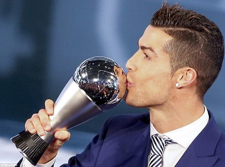Cristiano Ronaldo nhận giải Cầu thủ xuất sắc nhất của FIFA.